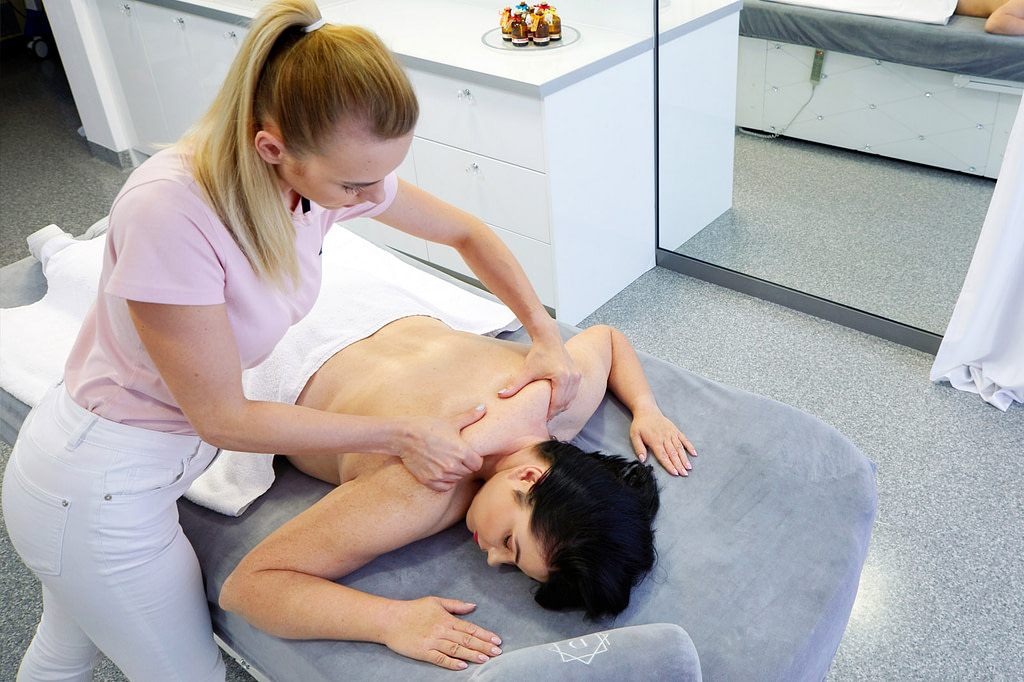 Masaż – przyjemność, którą warto sobie zafundować! masaż w drzazga clinic chorzów masaz